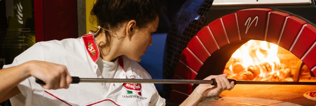 La cottura della pizza nel forno a legna